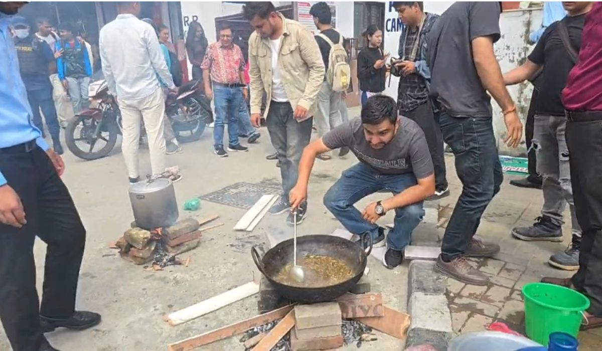 ग्यास अभावविरुद्ध आरआर क्याम्पसमा विद्यार्थीको रचनात्मक विरोध